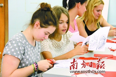 中国侨网德国学生正在学剪纸。（王云 摄）