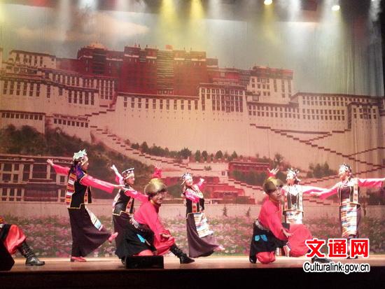 中国侨网西藏艺术团剧照。（王?] 摄）
