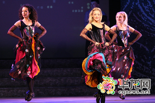 中国侨网养眼的美女演员用欢乐的舞蹈述说热情。