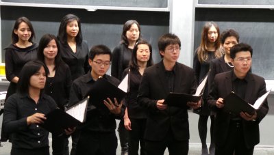中国侨网麻省理工剑桥合唱团演唱意境深远的《送别》。(美国《世界日报》/唐嘉丽 摄) 