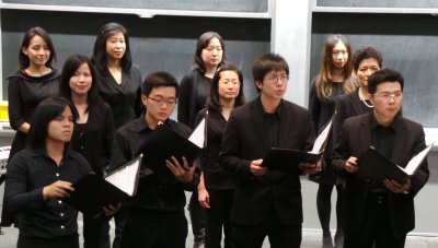 中国侨网麻省理工剑桥合唱团演唱意境深远的《送别》。(美国《世界日报》/唐嘉丽 摄)