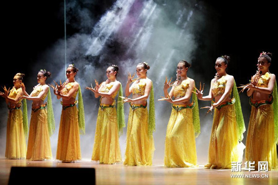 中国侨网在缅甸仰光，云南艺术团演员表演节目。（吴昂 摄）