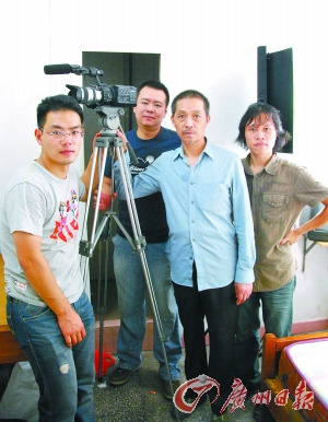 中国侨网穆肃与主演杜金城（中）、摄影师霍宁（后）及赖声华（右）。（姜璐 摄）