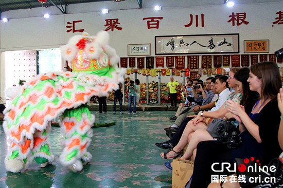 中国侨网狮子与外国媒体记者近距离互动。