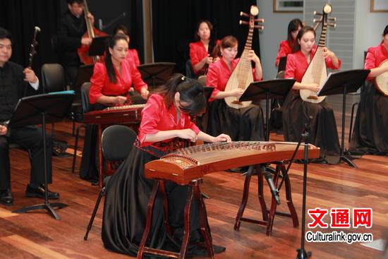 中国侨网音乐家任洁演奏古筝。