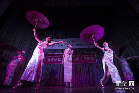 中国侨网在阿根廷布宜诺斯艾利斯大学农学院礼堂,中国上海外国语大学艺术团的学生表演歌舞《茉莉花》。(马丁·萨巴拉 摄)