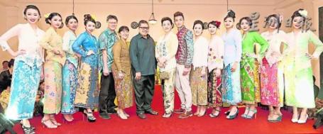 中国侨网传统娘惹服装展开幕礼上，嘉宾与主办单位成员及模特儿合照。（马来西亚《星洲日报》）
