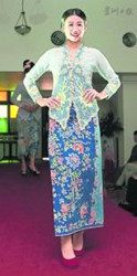 中国侨网缀以花纹的上衣与花色图纹沙笼搭配起来，增添了多一份细致和更显修长苗条的美态。（马来西亚《星洲日报》）