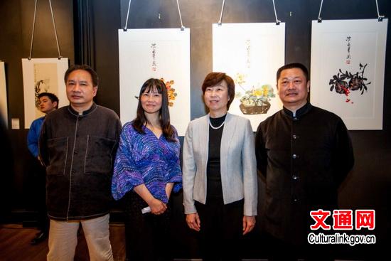 中国侨网赵江平总领事与主办方代表合影。