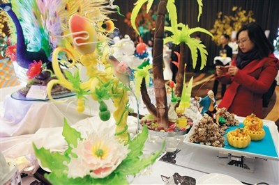 中国侨网APEC会议中心,自助餐饮区摆设的各类糖塑。(《新京报》/秦斌 摄)