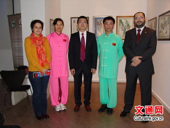 中国侨网健身气功代表团成员与中国驻塞尔维亚使馆文化处官员程凯、塞尔维亚气功协会主席萨沙合影。