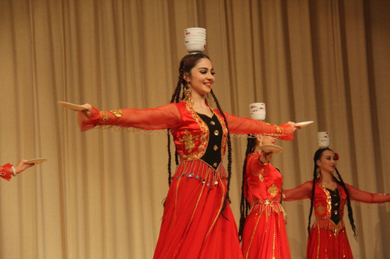 中国侨网维吾尔族女子集体舞《顶碗舞》。