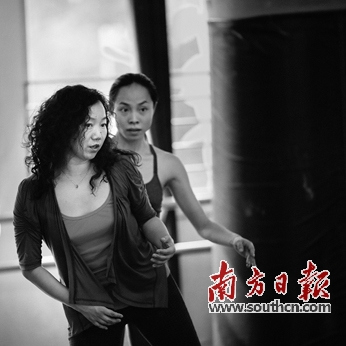 中国侨网《狐眼爱语:穿梭于你我之间的TA》剧排练花絮。(陈靖文 摄)
