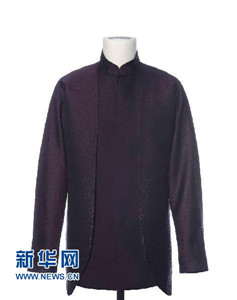 11月10日，國家主席習近平和夫人彭麗媛在北京為出席亞太經合組織（APEC）第二十二次領導人非正式會議的各成員經濟體領導人、代表及配偶舉行歡迎晚宴，為本次會議設計製作的特色中式服裝亮相。這是男領導人外套——紫紅立領、對開襟、圓下擺外套。