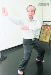 中国侨网70岁的拿督林少山自10岁练周家拳，周家拳有“洪头蔡尾”之称，拳法参合洪家拳和蔡家拳，以及北少林拳。（马来西亚《光明日报》）