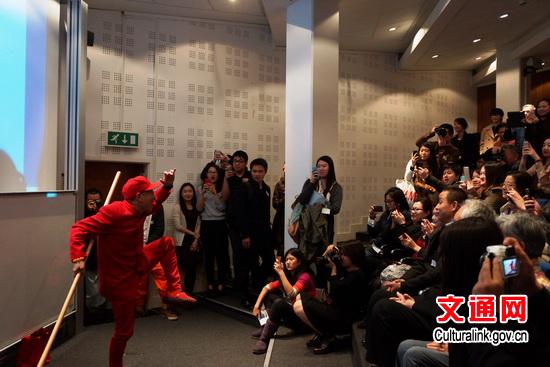 中国侨网六小龄童现场表演。