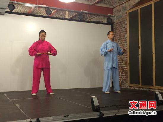 中国侨网专家教练演示五禽戏。