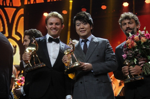 中国侨网图为郎朗与其他获奖者一起合影。