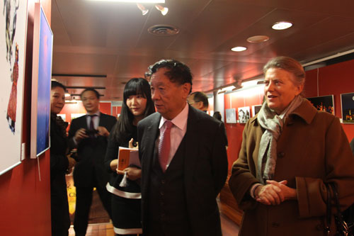 中国侨网《华夏风采》摄影展在法国巴黎中国文化中心揭幕，中国艺术摄影学会主席杨元惺为法国观众讲解本次展览的作品。（法国《欧洲时报》/张新 摄）
