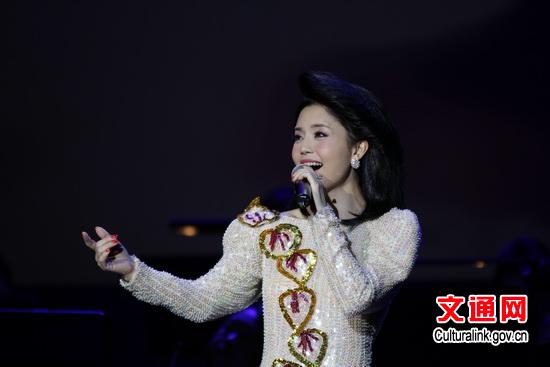 中国侨网桐瑶演唱《甜蜜蜜》。