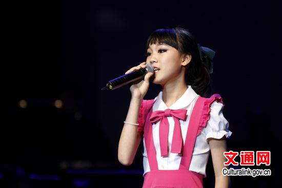 中国侨网戴韩安妮演唱《小城故事》。