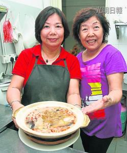 中国侨网谢家姐妹雅妹（右）和雅华（左）已达耳顺甚至接近古稀之年，却丝毫看不出老态，她们说这是长期吃客家菜的关系。（马来西亚《光明日报》）