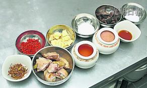 中国侨网客家黄酒鸡的材料，其中两种浓稀有别的黄酒是谢家姐妹自家调制。（马来西亚《光明日报》）