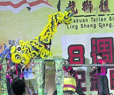 中国侨网为了展现雪隆灵圣宫龙狮体育会这8年来的成绩,主办单位特地在晚宴上安排传统舞狮表演,其中更备有不少高难度的动作,吸引全场出席者目光。(马来西亚《星洲日报》)