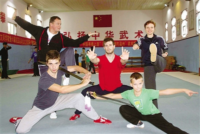 中国侨网来自捷克的功夫五人组(后排左一为翁仪)