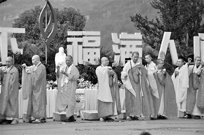 中国侨网高僧大德为茶博会祈福。