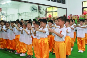 中国侨网西樵学生在黄飞鸿狮艺武术馆学习武术。(何必 摄)
