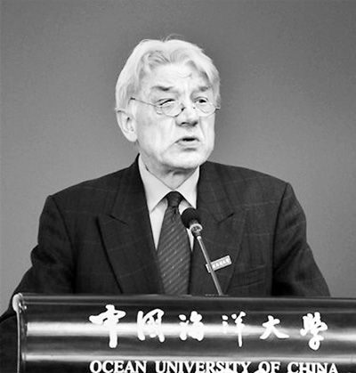 中国侨网顾彬正在中国海洋大学做讲座。