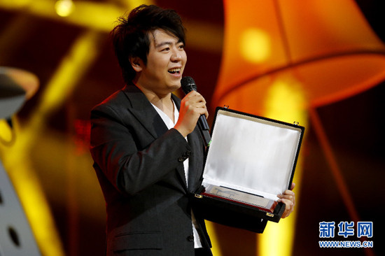 中国侨网郎朗手持获得的音乐奖。（Pau Barrena 摄）