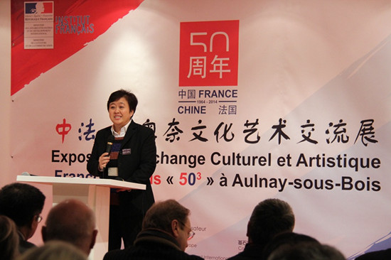 中国侨网国际商桥总经理刘玉杰代表奥奈文化产业园在开幕仪式上致辞，她表示中法艺术家在一起对话、交流、互鉴，有助于展现各自文化。(邢雪 摄)