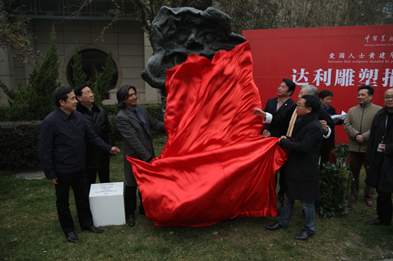 中国侨网达利雕塑揭幕