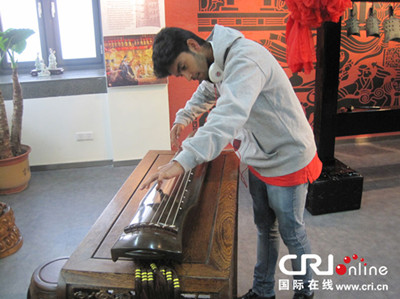 中国侨网团员体验中国古代乐器。(廖亮 摄)