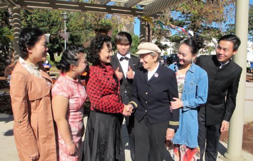 中国侨网张莉（前左三）与美军代表（前右三）及中国留学生一起在洛杉矶合影。（美国《侨报》）