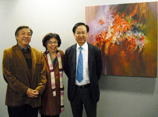 中国侨网殷福主任（右）、李中耀（左）、李晓红在李中耀丙烯作品“花”前。（法国《欧洲时报》/孔帆 摄）