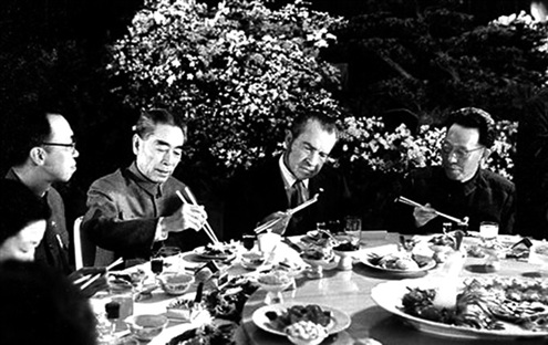 中国侨网1972年尼克松访华时与周恩来在国宴上进餐（资料片）