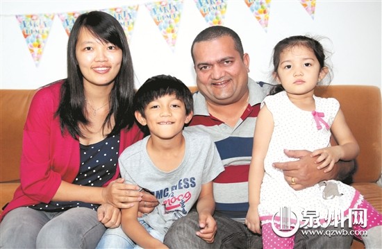 中国侨网Kalpesh定居泉州,做了泉州人女婿,全家其乐融融。