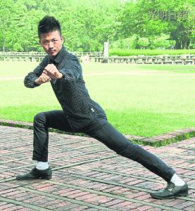 中国侨网李劲松是武者，也是舞者。（马来西亚《光明日报》）
