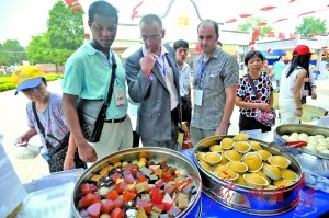 中国侨网顺德今年举办的美食文化节上,精美小吃吸引老外的味蕾。(何波 摄)