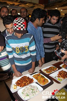 中国侨网巴基斯坦民众等待品尝中国美食。