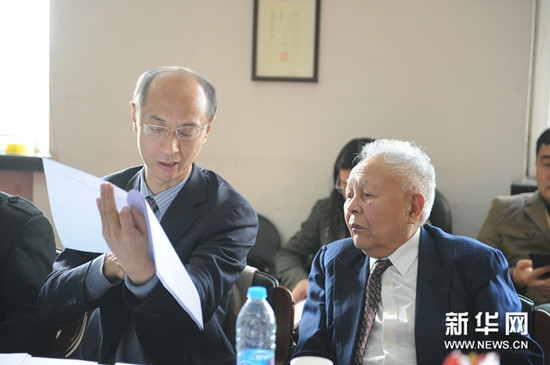 中国侨网李黎先生和谢冕教授探讨会议文件内容。