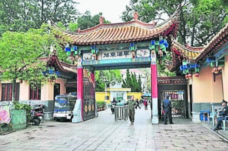 中国侨网华团领袖提供中国的两款牌楼供建委会参考。(马来西亚《星洲日报》)