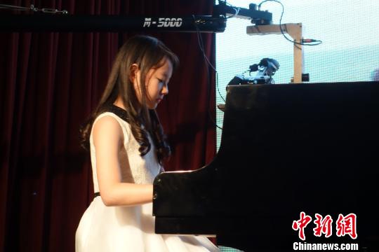 中国侨网图为华裔少女王逸心在演奏。莫成雄 摄