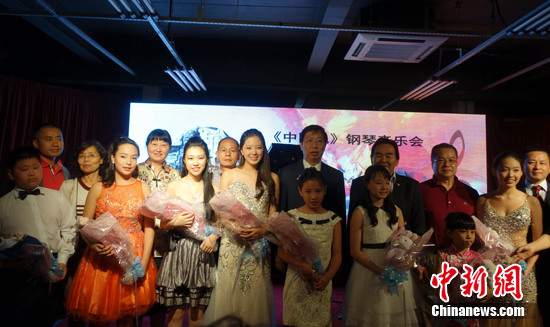 中国侨网图为华裔少年演奏结束后谢幕。 莫成雄 摄