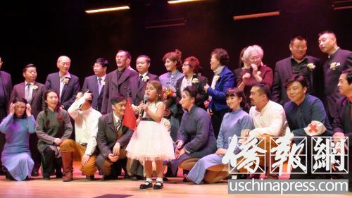中国侨网美国4岁小孩Kayla在话剧结束后用中文演唱《五星红旗》,惊艳全场。(美国《侨报》/高睿 摄)
