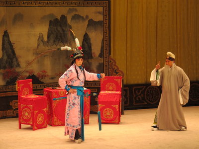 中国侨网李洋所饰演的赵武(左),从张建国所饰演的父亲程婴(右)口中得知自己就是赵氏孤儿的事实,非常吃惊而悲痛。(美国《世界日报》/许雅钧 摄)