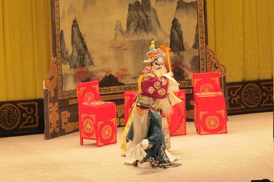 中国侨网张建国所饰演的程婴(前)及杨燕毅所饰演的魏绛(后)在《赵氏孤儿》中有精彩对手戏。(美国《世界日报》/许雅钧 摄)